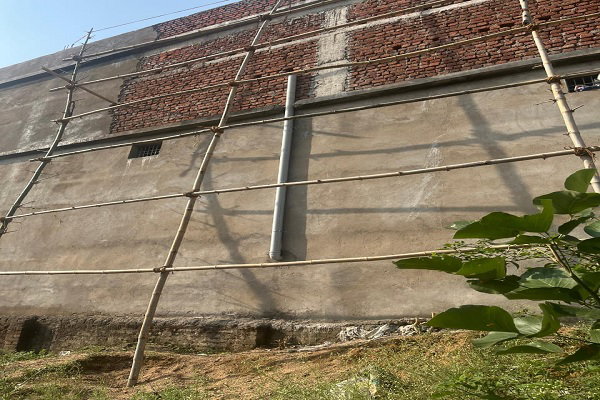 Latehar News : पूर्व वार्ड पार्षद पर भवन निर्माण नियमावली का पालन नहीं करने का आरोप