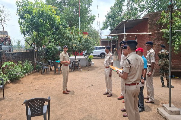 Latehar News : SP ने किया पुलिस पिकेट का निरीक्षण