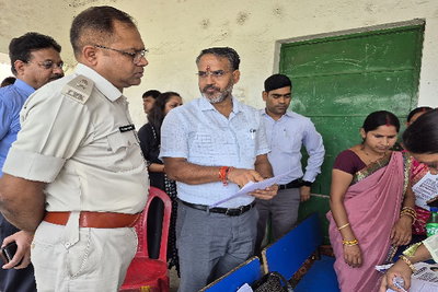 Giridih News : SIR अभियान का DC–SP ने किया निरीक्षण, पात्र मतदाताओं से गणना प्रपत्र भरने की अपील